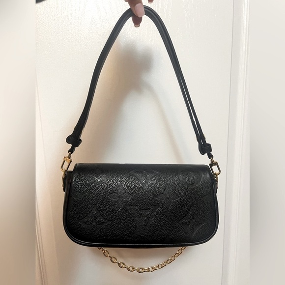 LOUIS VUITTON LVY WALLET ON CHAIN BAG - Picture 10 of 11